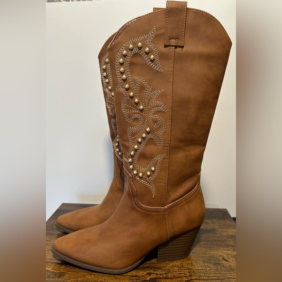 Qupid Women’s Vaca Embroidered Pearl Studded Western Boots NWT Sizes 5.5… - Picture 1 of 8